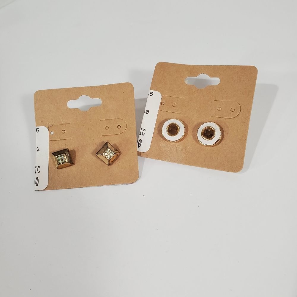 Bundle of‎ two sets of earrings